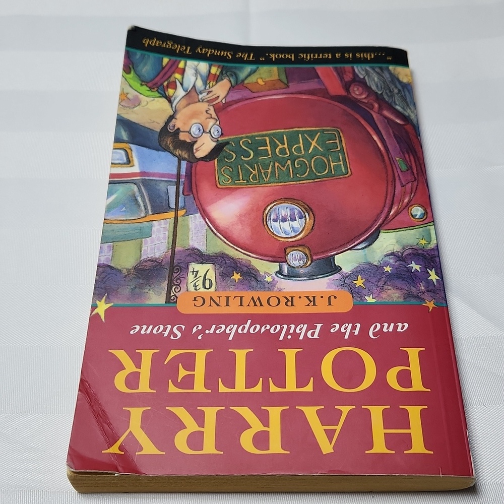 Harry Potter and the Philosopher's Stone Book - Picture 3 of 8